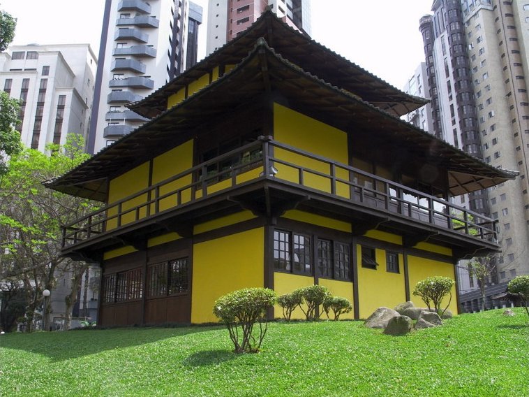 Praça do Japão, com cerejeiras, em Curitiba